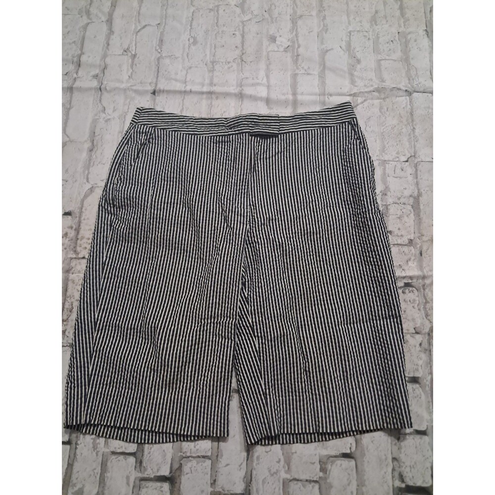 Jones New York Signature Women's Size 8 Shorts White and Black Stripes Seesucker